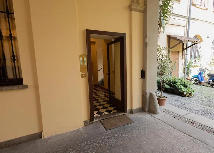 Very Central Vintage Milanese Apartment