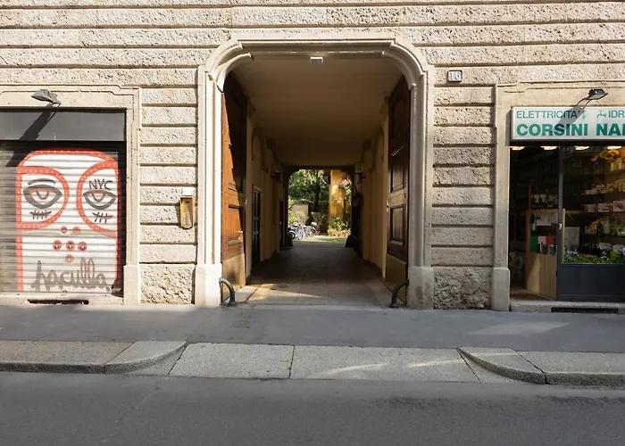 Very Central Vintage Milanese Apartment
